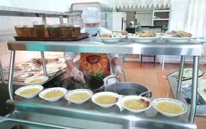 Олег Николаев поручил подтянуть уровень обеспеченности, качества и доступности горячего питания школьников во время осенних каникул