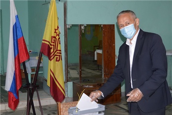 Глава администрации Янтиковского района принял участие в выборах
