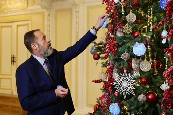 Полномочный представитель Президента Российской Федерации Игорь Комаров принял участи в акции «Елка желаний-2025»