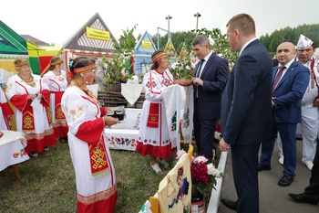 Олег Николаев поздравил жителей двух районов республики с Днем России и Акатуем