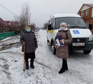 Социальные работники района помогают пожилым гражданам доехать до пунктов вакцинации