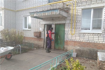 В Янтиковском районе продолжается санитарная обработка жилого фонда