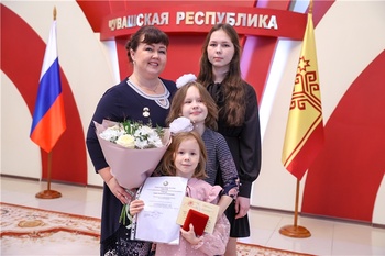 Глава Чувашии Олег Николаев поздравляет с Днем матери