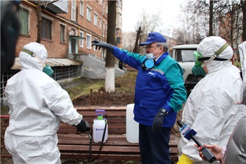 Сотрудники "Химпрома" проводят инструктажи по правильной обработке подъездов