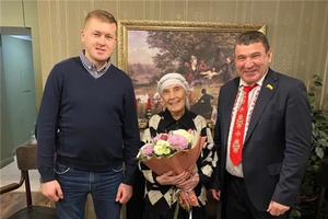 Знаменитая землячка Вера Кузьмина приняла поздравления от Главы администрации района Владимира Михайлова