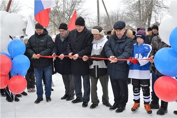 В Янтиковском районе открылась новая хоккейная коробка