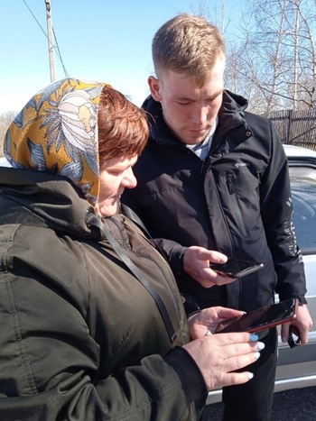 Волонтеры Янтиковского муниципального округа помогают жителям проголосовать