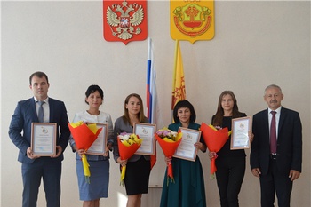 Представителям работающей молодежи вручены свидетельства на премию главы администрации Янтиковского района