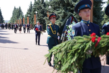 В День памяти и скорби Глава Чувашии Олег Николаев возложил цветы к Вечному огню