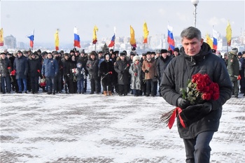 В День защитника Отечества Глава Чувашии возложил цветы к Монументу Славы в городе Чебоксары