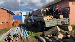 В Канашском округе матери бойцов СВО помогли заготовить дрова на зиму