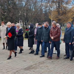 Министр культуры Светлана Каликова возложила цветы к памятнику Ивана Яковлева