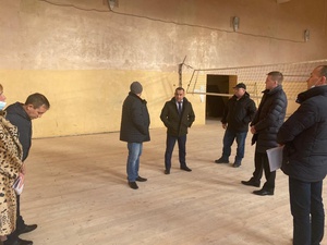 Глава администрации района В. Михайлов проинспектировал ход ремонта спортивного зала Шимкусского Дома культуры