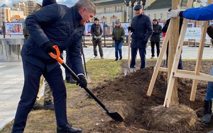 Глава Чувашии высадил символ республики на Красной площади Чебоксар.
