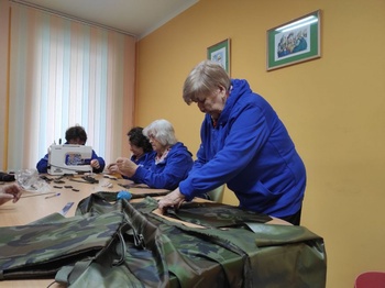 В Чебоксарах серебряные волонтеры шьют пятиточечники для бойцов СВО