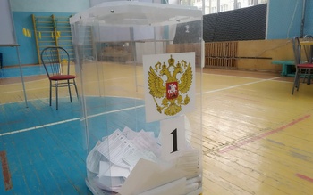 Представители одной из партий ищут ковид на избирательных участках
