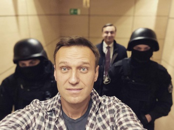 «Никому не нужна сильная Россия»: зачем Запад ставит на Навального