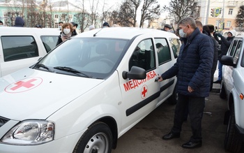 Медицинские учреждения Чувашии получили 53 санитарных автомобиля