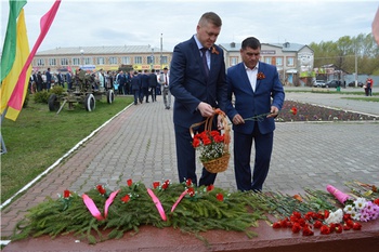 В селе Янтиково возложили цветы к Монументу Славы