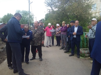 Владимир Михайлов обсудил с жителями вопросы начавшихся работ по благоустройству двора