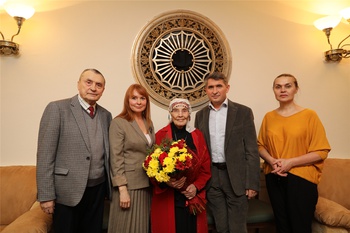 Олег Николаев поздравил ведущую актрису Чувашского драмтеатра Веру Кузьмину с Международным женским днем