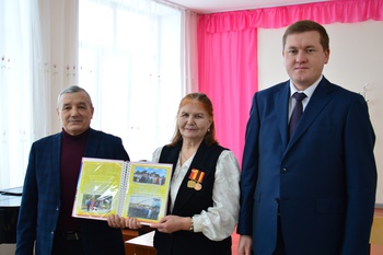 В Янтиковском районе состоялась передача альбома-эстафеты ветеранских организаций