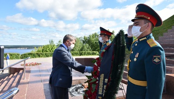 Олег Николаев в день памяти и скорби возложил цветы к вечному огню