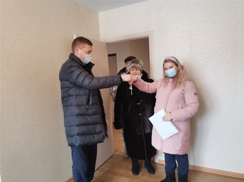 Ключи от новой квартиры торжественно вручили девушке из числа детей-сирот Янтиковского района