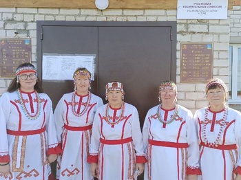 Жители деревни Большое Камаево пришли на голосование в традиционных чувашских нарядах