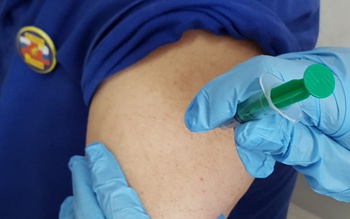 Сотрудники скорой помощи проходят вакцинацию от коронавируса