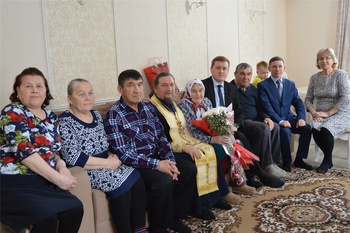 Глава администрации Янтиковского района Владимир Михайлов  поздравил труженицу тыла с юбилеем