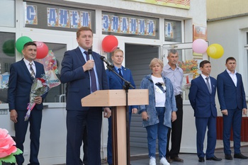 Глава администрации района Владимир Михайлов принял участие на торжественных линейках, посвященных Дню знаний