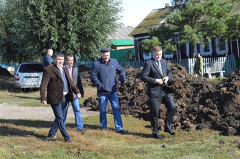 Глава администрации района Владимир Михайлов ознакомился с ходом строительства водопроводной сети в с. Можарки