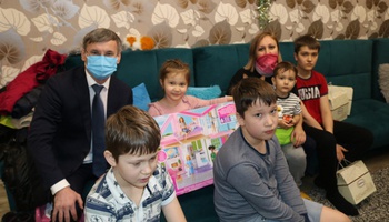 Министр Александр Героев исполнил новогоднее желание 4-летней Киры