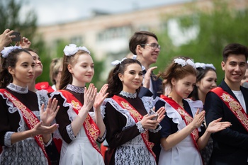 Глава Чувашии поздравил выпускников чебоксарской школы с праздником последнего звонка