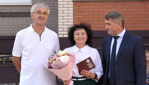 Олег Николаев вручил памятные медали заслуженным строителям Чувашской Республики