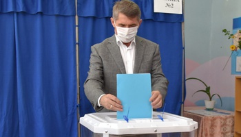 Олег Николаев с супругой проголосовал на выборах