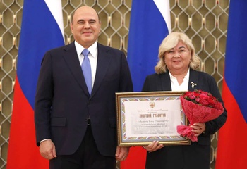 Глава Чувашии поздравил учителя чебоксарского лицея №44 с высокой государственной наградой