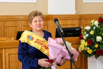 Олег Николаев поздравил Елену Бадаеву с получением звания «Почетный гражданин города Чебоксары»