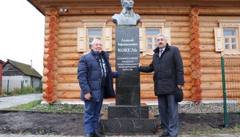 В Батыревском районе установили памятник всемирно известному художнику Алексею Афанасьевичу Кокелю