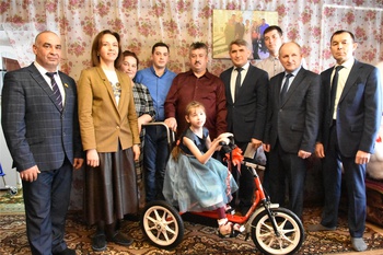 Олег Николаев подарил специальный велотренажер девочке с ограниченными возможностями здоровья