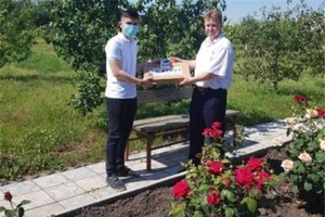 Ученику Янтиковской школы вручил ноутбук депутат Госсовета Чувашии Валерий Иванов