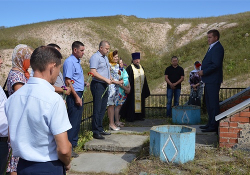 Жители Янтиковского района почтили память погибших в аварии 20 лет назад