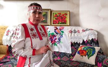 Вышивальщица из Яльчикского района приступила к работе над сурпаном
