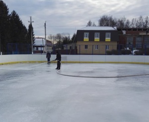 В с. Янтиково идет заливка льда в хоккейной коробке