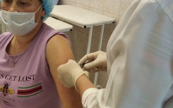 Первые пять сотрудников канашского межтерриториального медцентра прошли первую вакцинацию